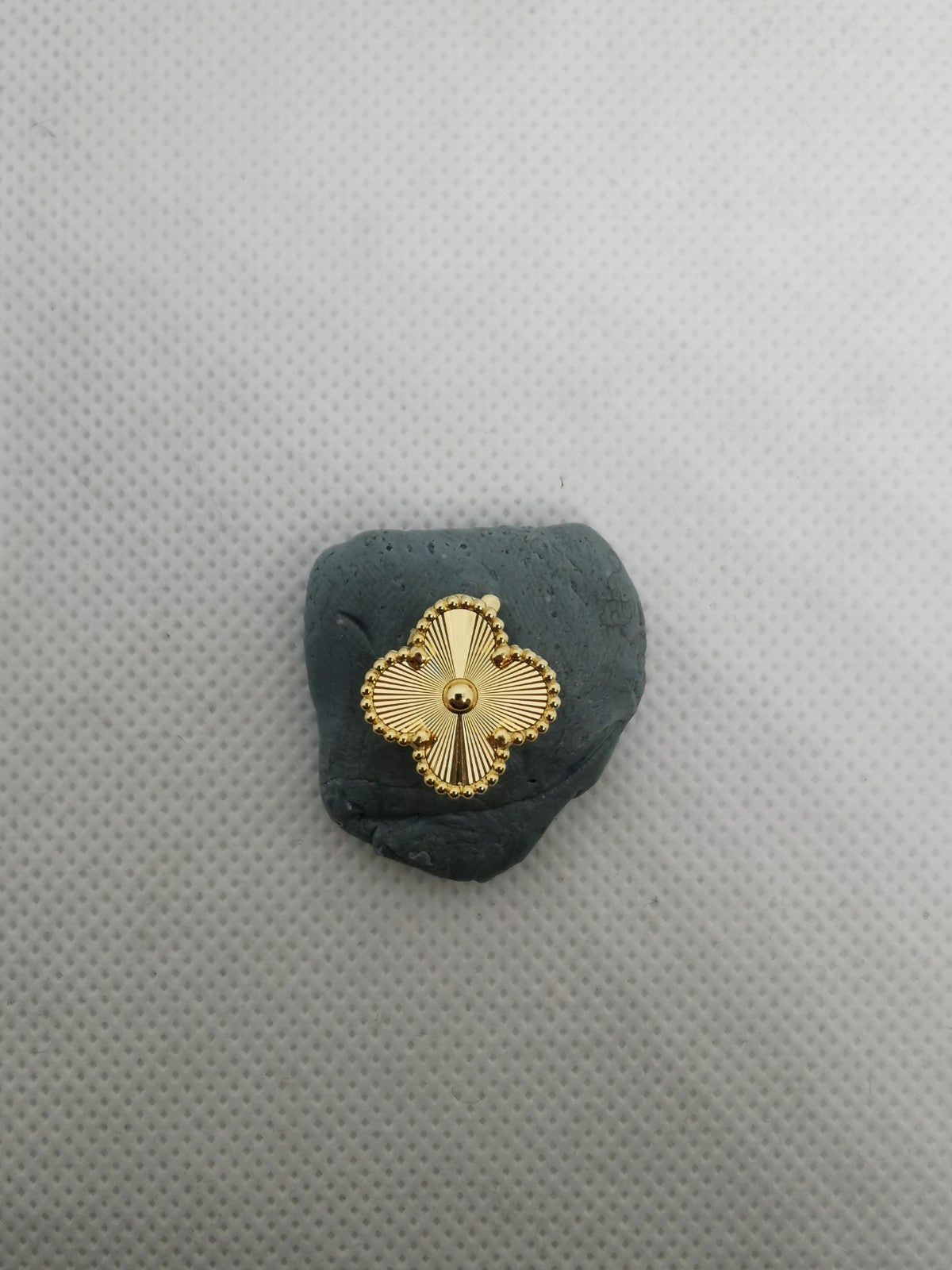 VCARP3JL03 approximately 15mm four-leaf clover ear clip