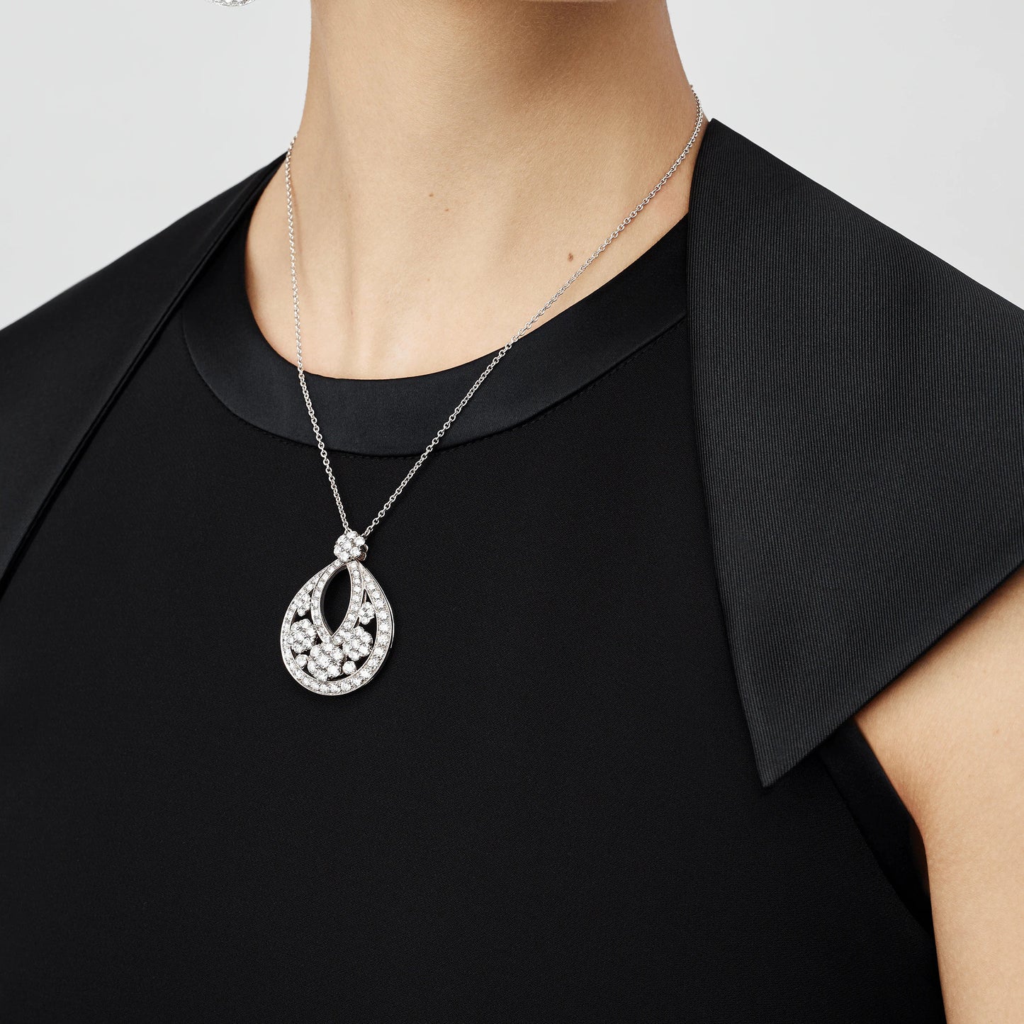 VCARO3RO00大号六围一花满钻栓链吊坠项链