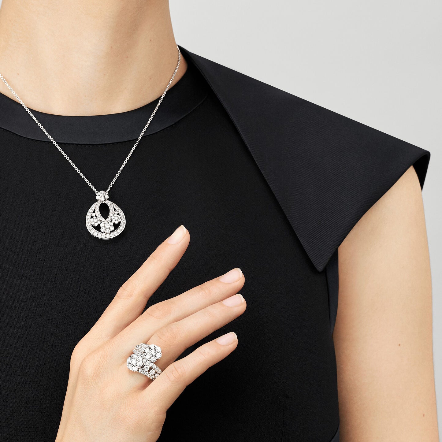 VCARO3RN00 small six-circle one-flower diamond chain pendant