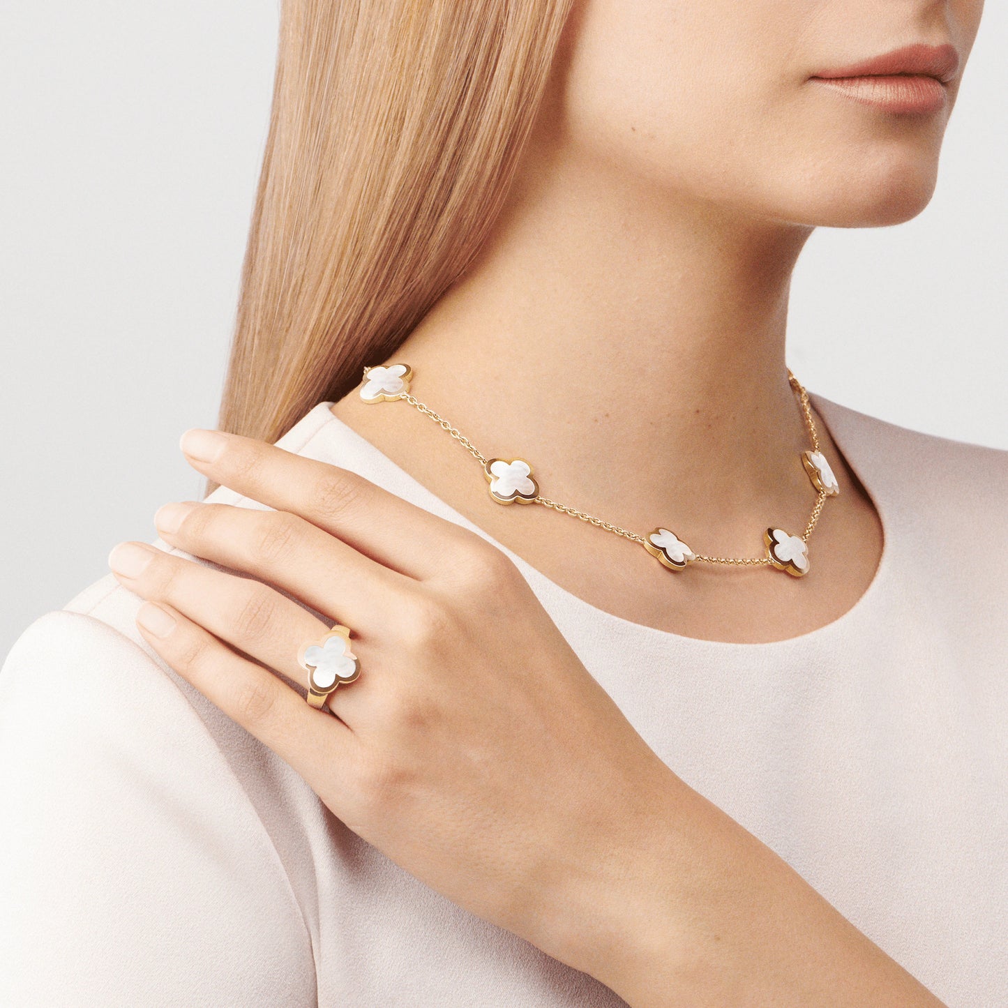 VCARA37800 16mm four-leaf clover 9 flower necklace