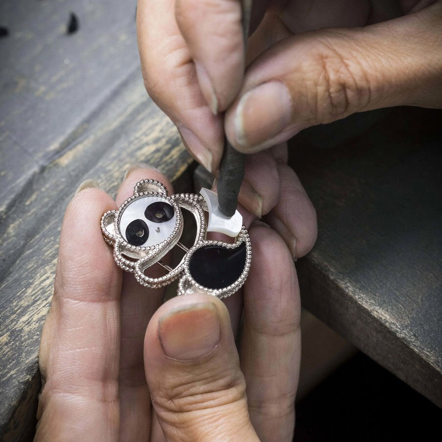 VCARP5LI00 beads panda brooch