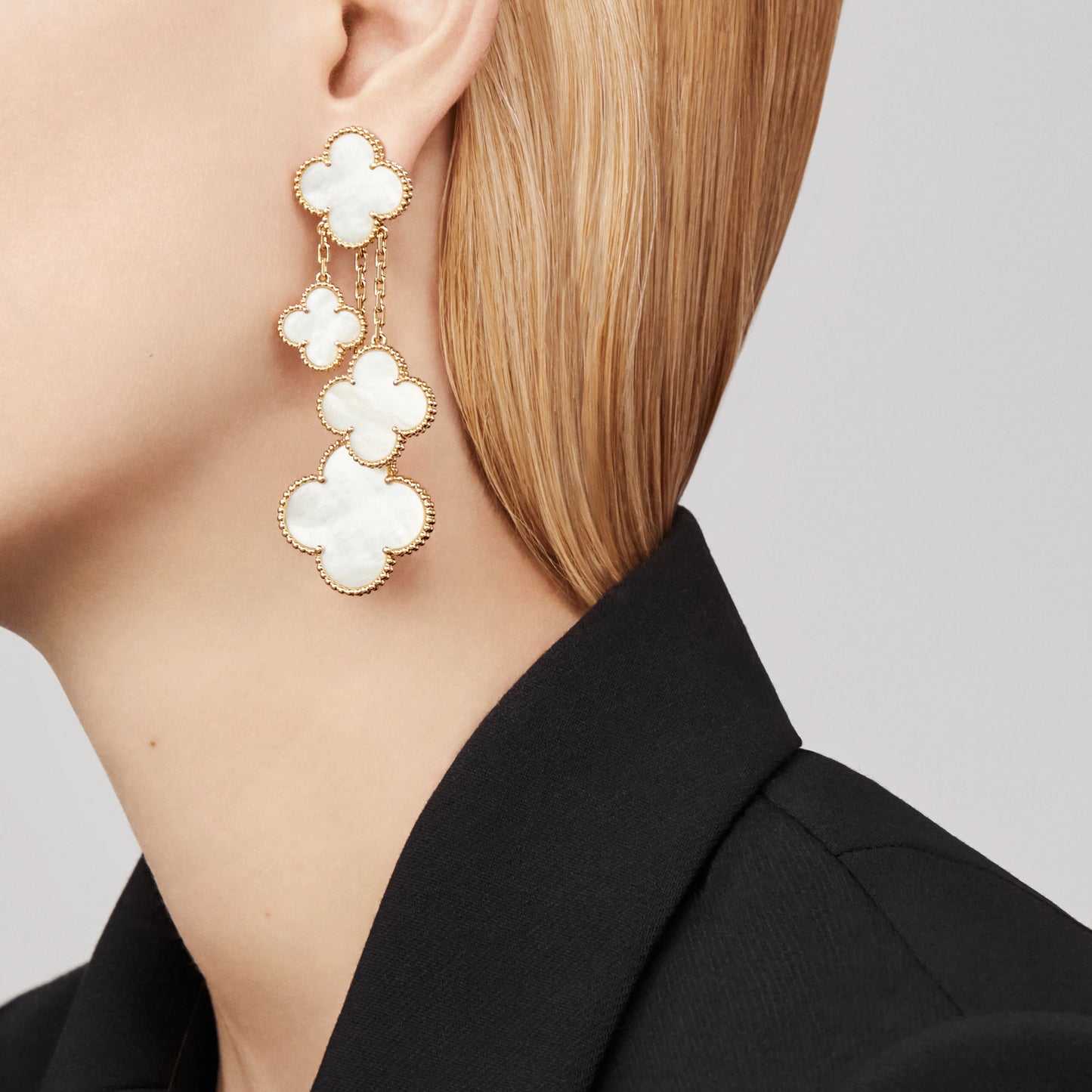 VCARD78900 white shell four-leaf clover ear clip 4 flower earrings