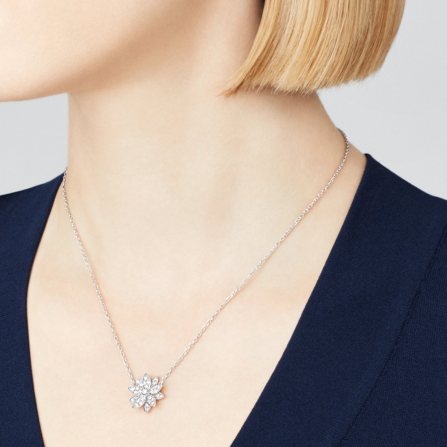 VCARO6P600 Small Lotus Full Diamond Tie Chain Pendant Necklace