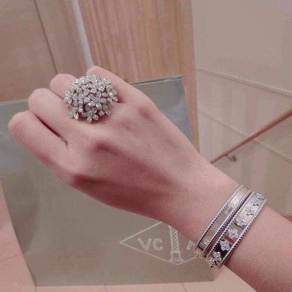 VCARA11200 large five-petal flower full of diamond ring