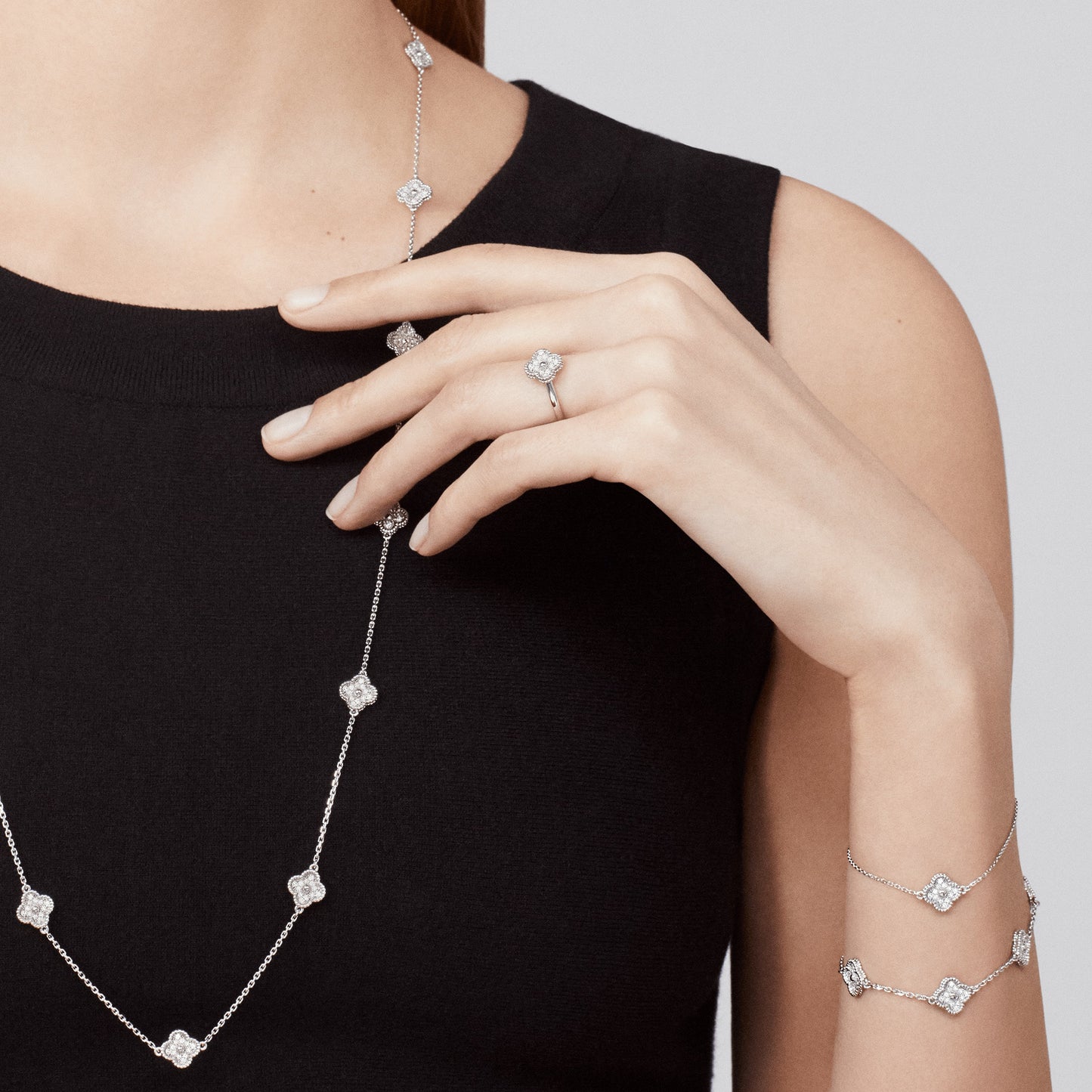 VCARO85A00 8mm满钻光珠四叶草16花项链