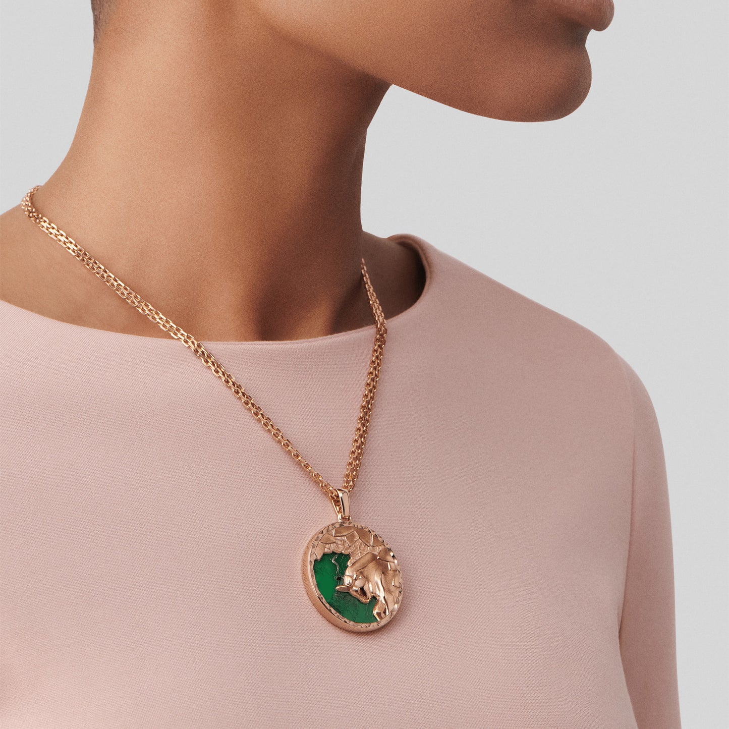 VCARP9RA00 26mm Agate Taurus Pendant