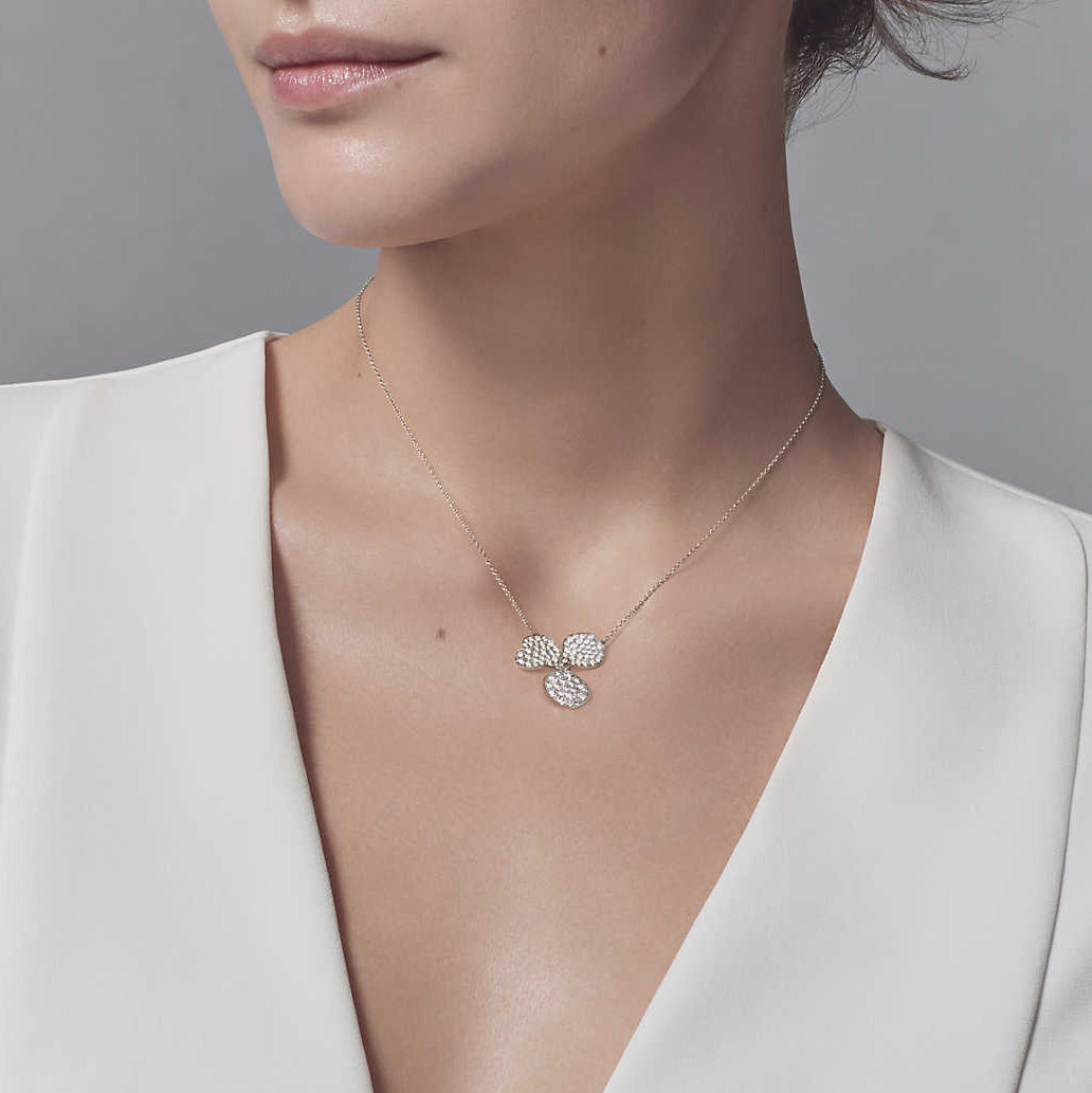 TIF14556296 Full Diamond Clover Flower Tie Chain Pendant