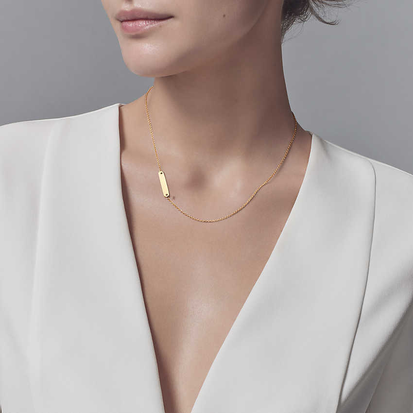TIF5088208 glossy gold medal necklace