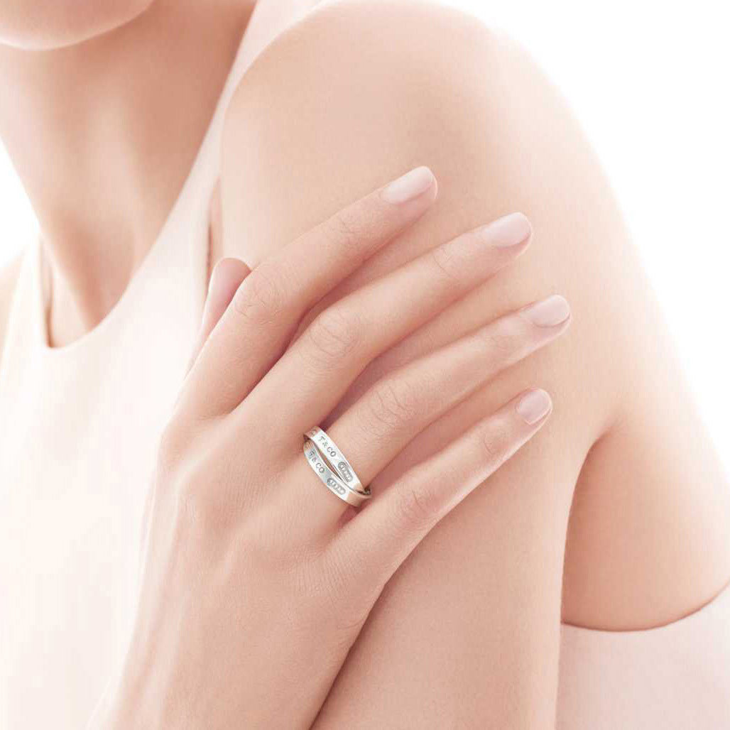 TIF54517950 light gold letter buckle hoop ring