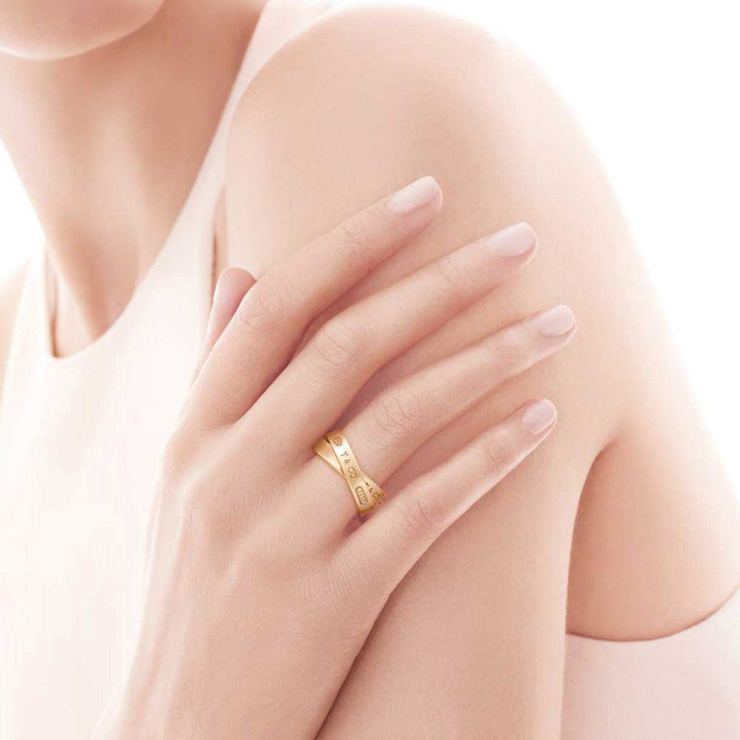 TIF54517950 light gold letter buckle hoop ring