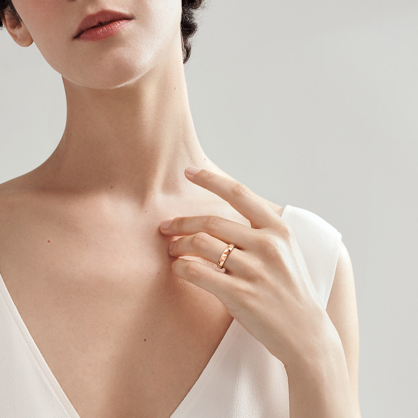 TIF14768111 light gold pyramid spike ring 20#