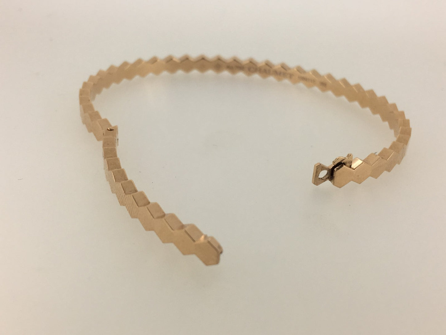 SM-083432 Honeycomb Light Gold Bracelet Guest Version