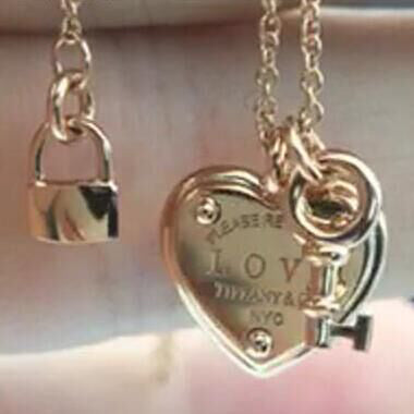 TIF77893524 light gold letter heart-shaped lock key pendant