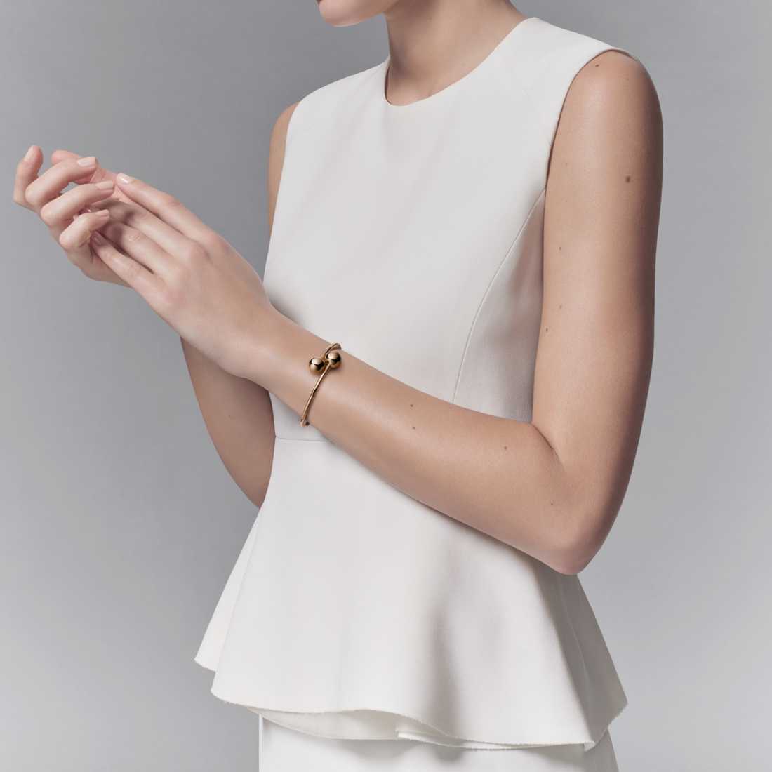 TIF5515378 large light gold ball-shaped wrap-around twisted arm open bracelet