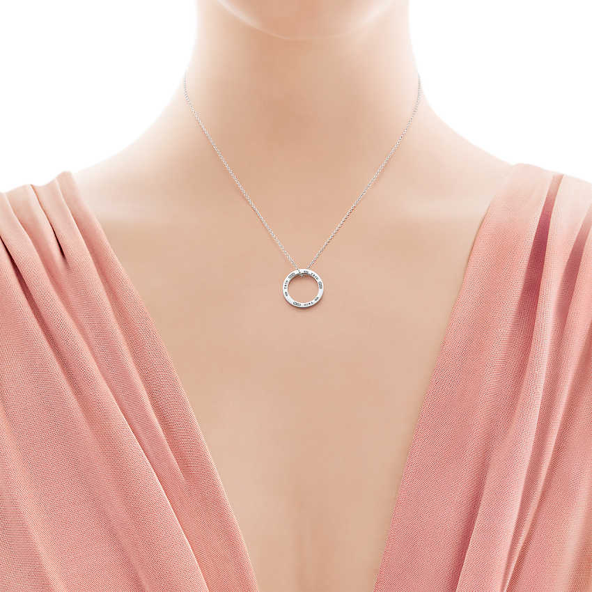 TIF47827926 light gold square ring pendant