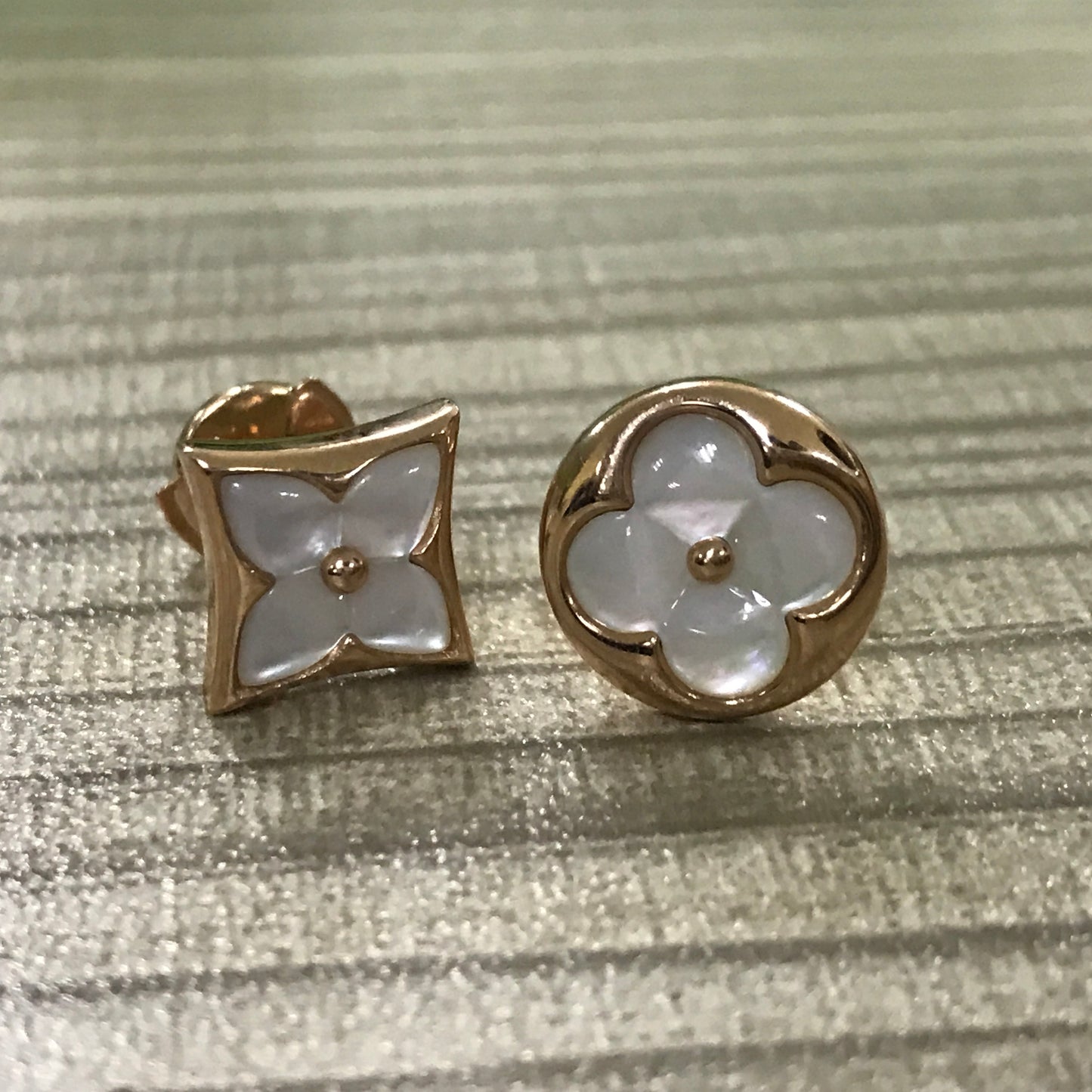 LV-Q38009 agate white shell plum blossom flying mark four-leaf clover earrings