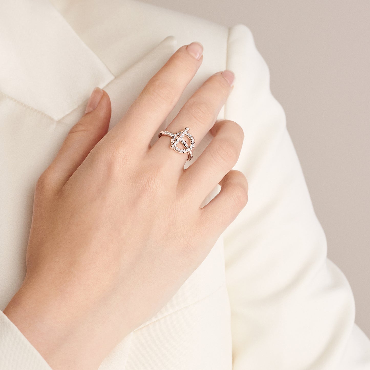 AiHshi-H246082B Diamond Q Letter Round Ring 13#