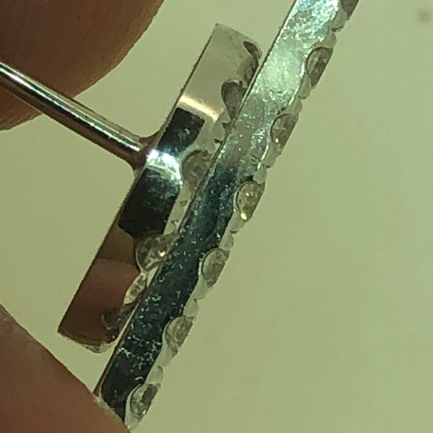 爱H仕-H232354B客版满钻Q字耳钉1.9mm