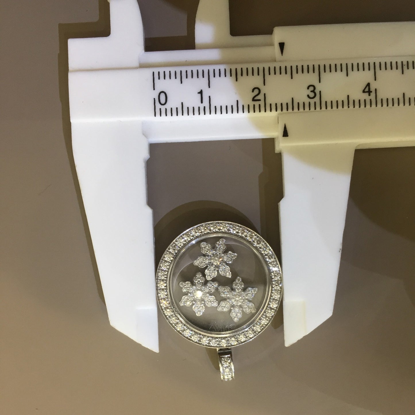 XB-795757-1004 Snowflake Pendant