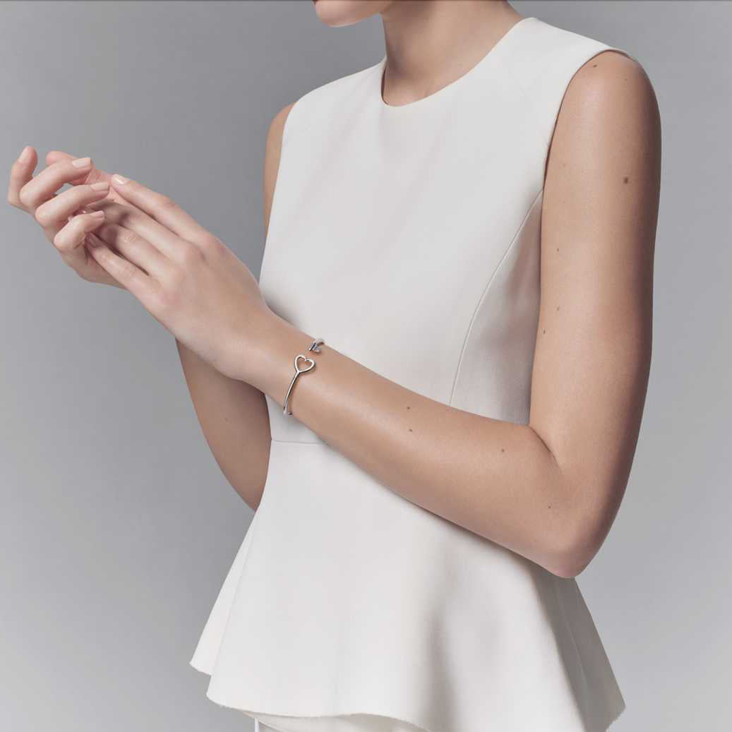 TIF60416354 light gold heart-shaped key bracelet