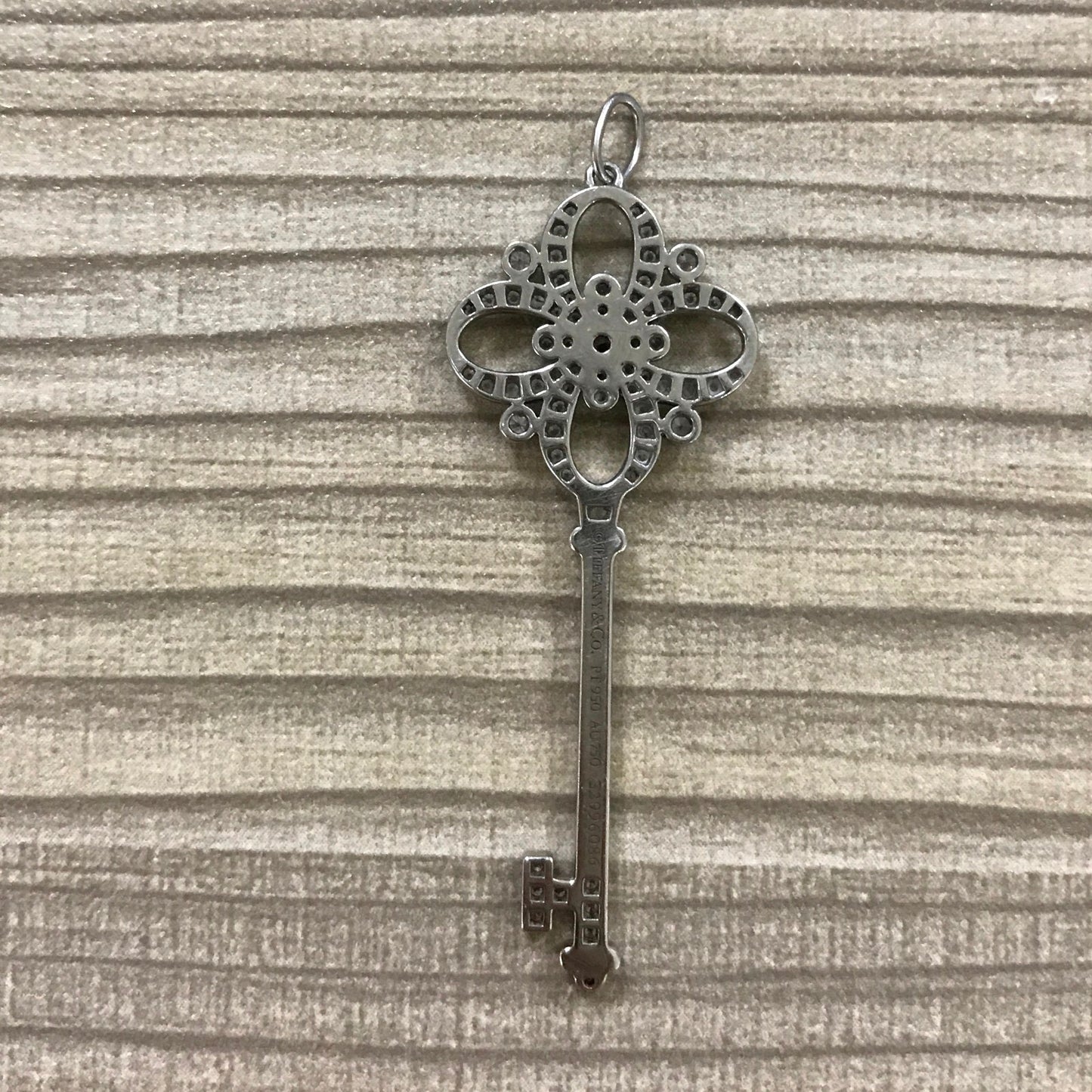 TIF50790778 guest version full diamond four-leaf flower key pendant 1.75 inches