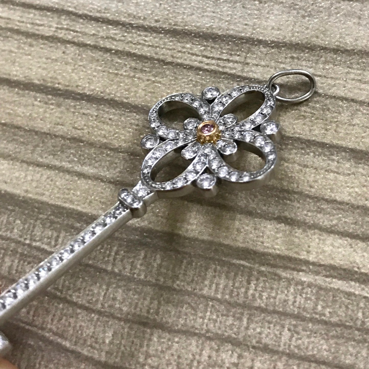 TIF50790778 guest version full diamond four-leaf flower key pendant 1.75 inches