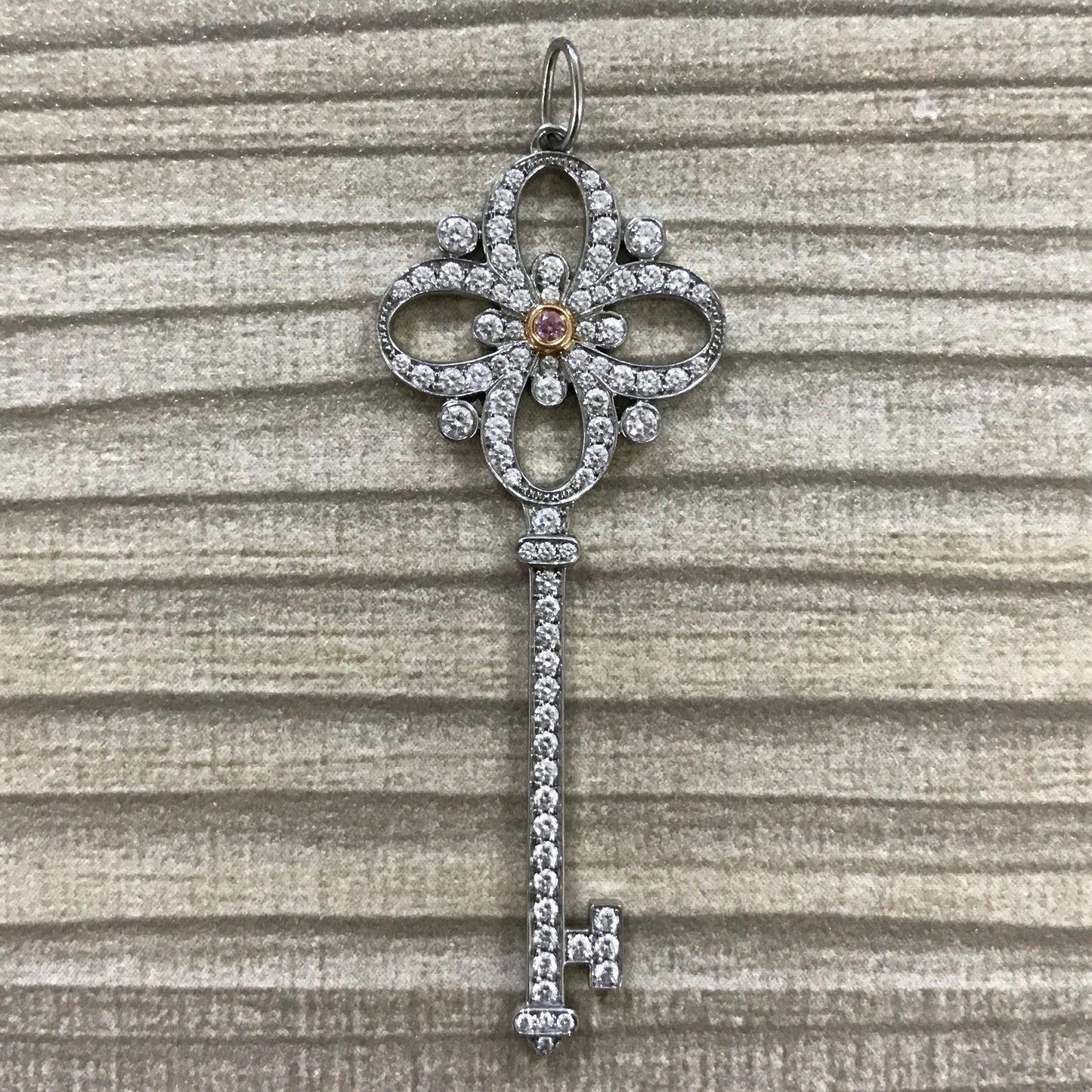 TIF50790778 guest version full diamond four-leaf flower key pendant 1.75 inches