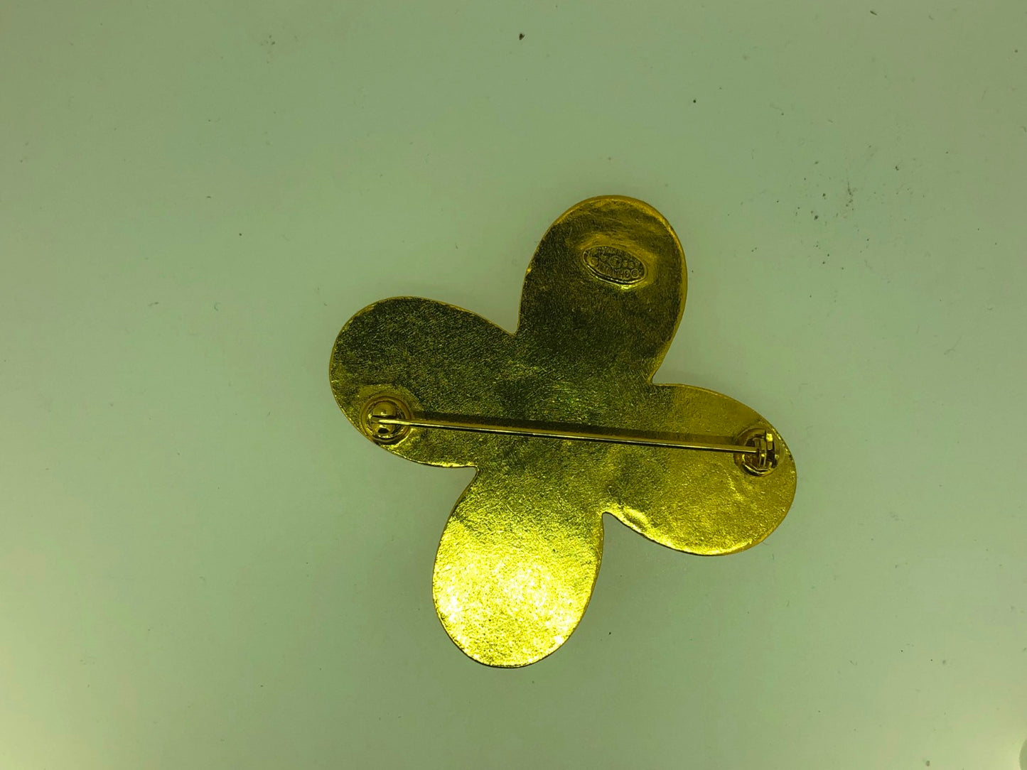 XNE-20740 Double C four-leaf clover shell brooch (guest version)