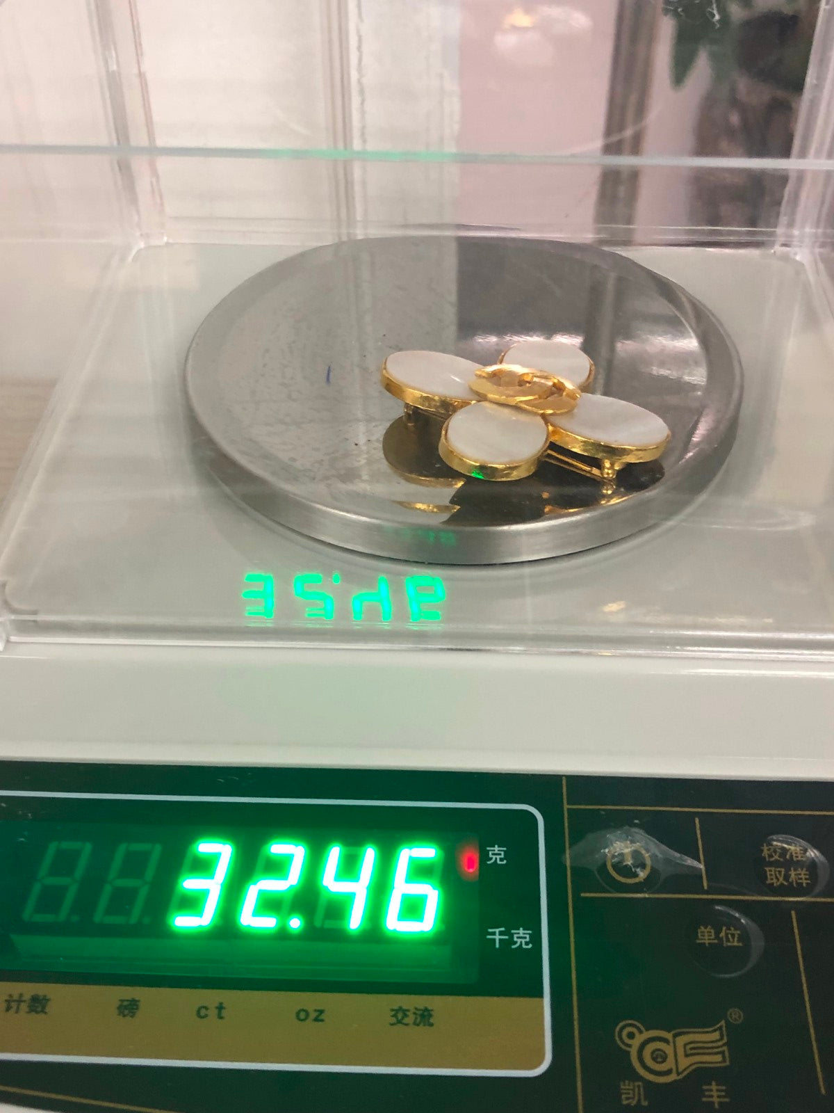 XNE-20740 Double C four-leaf clover shell brooch (guest version)