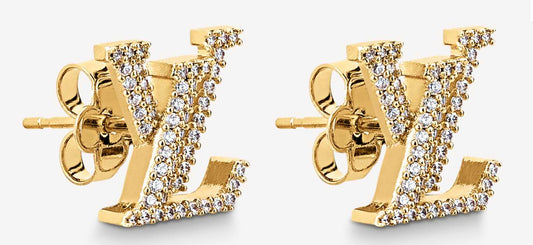 LV-M00609高13.7mm字母LV耳钉