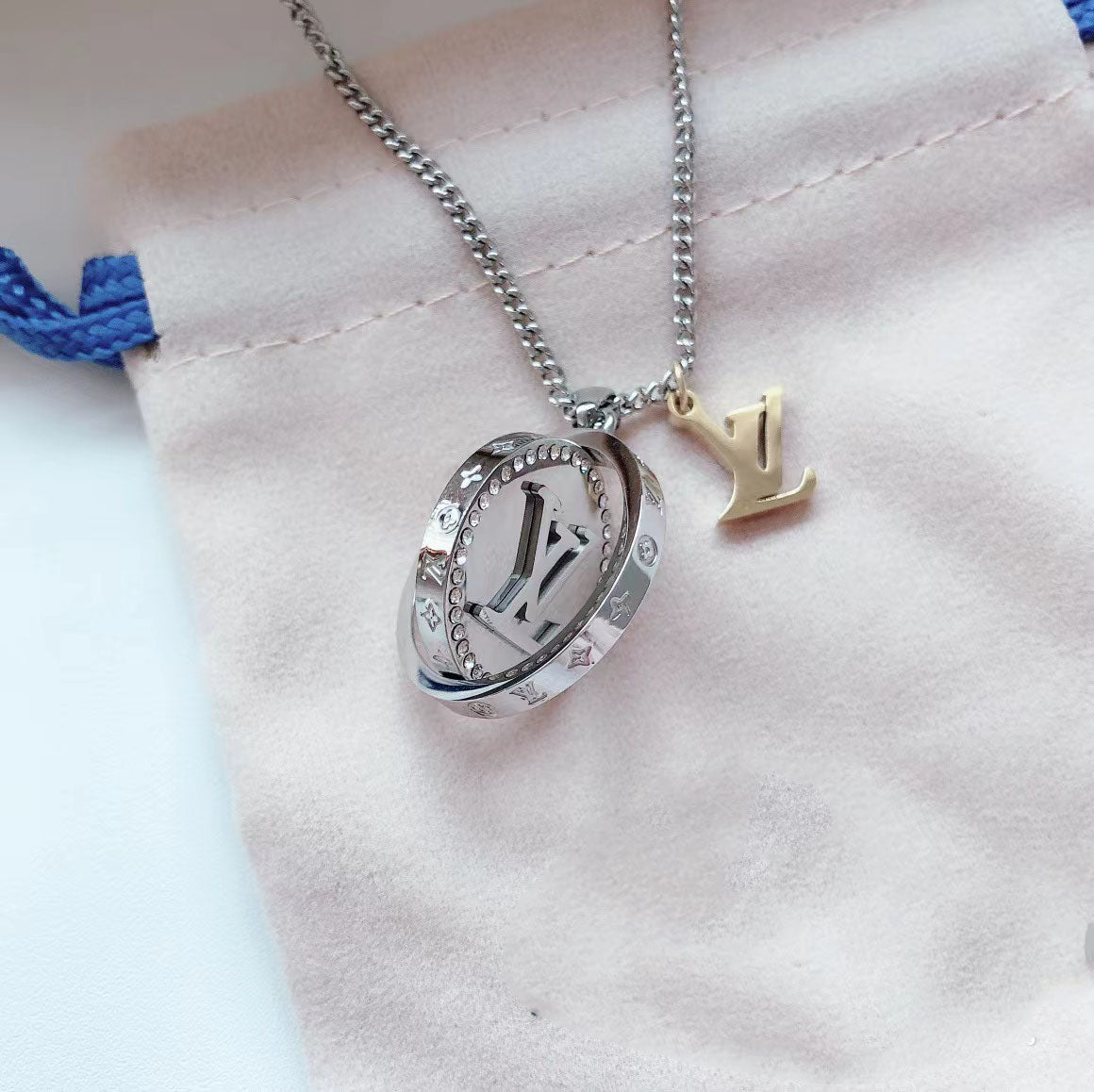 LV-M80184 letters LVLOGO round pendant