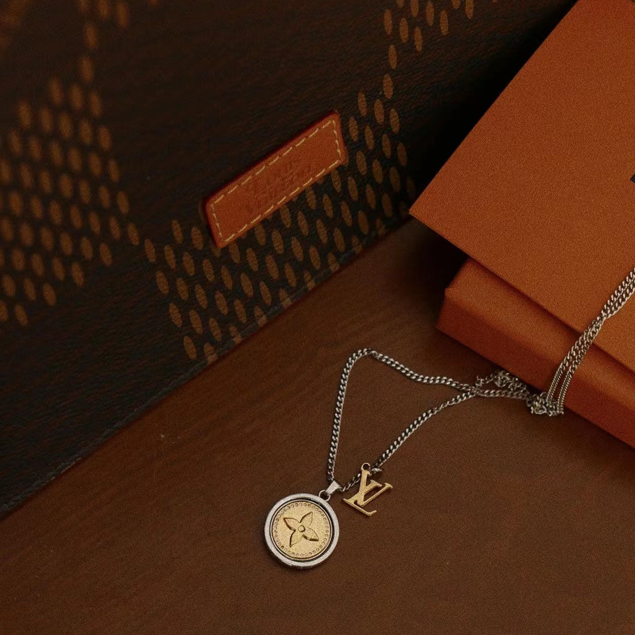LV-M80184 letters LVLOGO round pendant