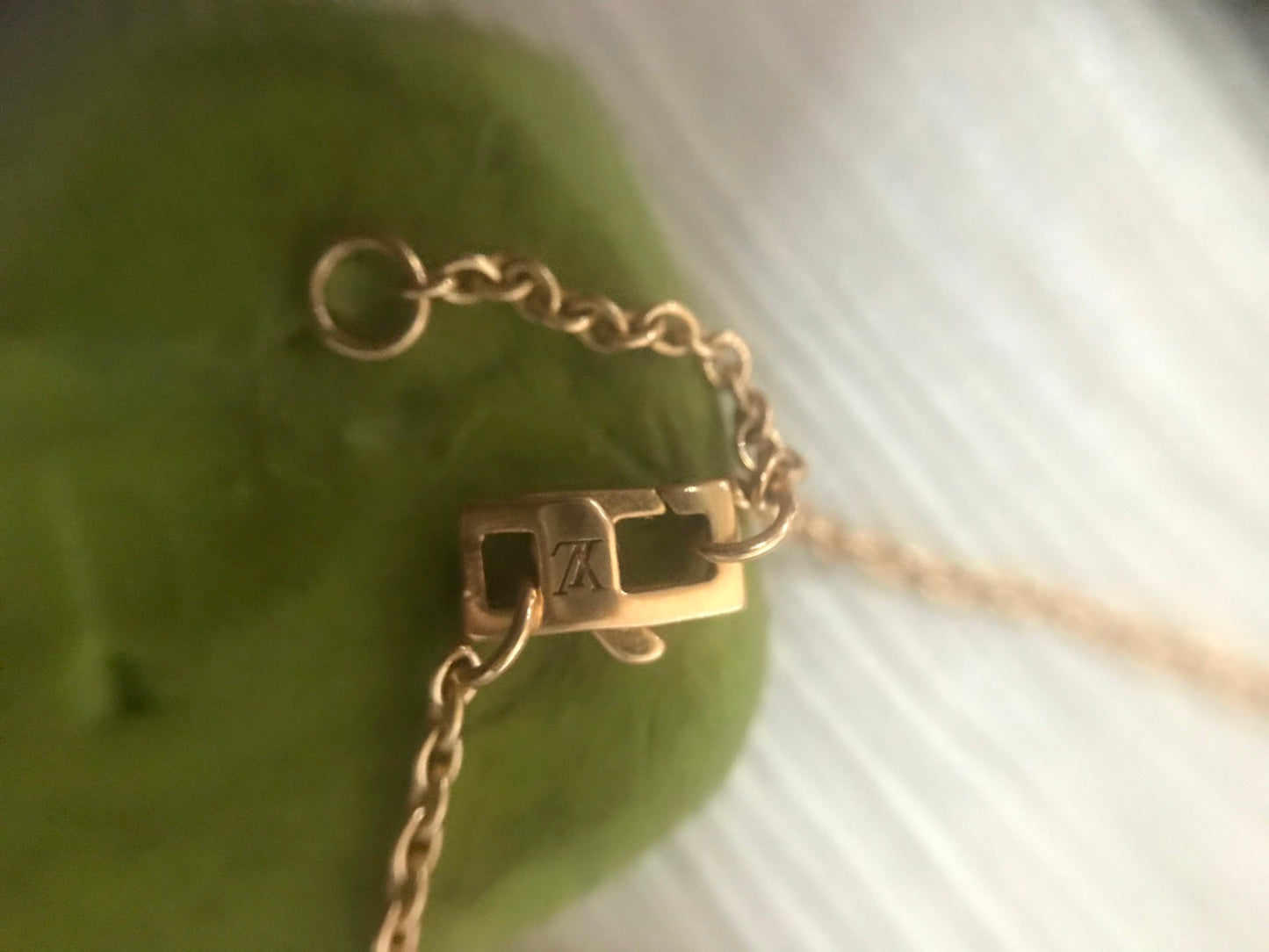LV-Q93520 15mm wide plum blossom agate bolt chain pendant necklace (guest version)