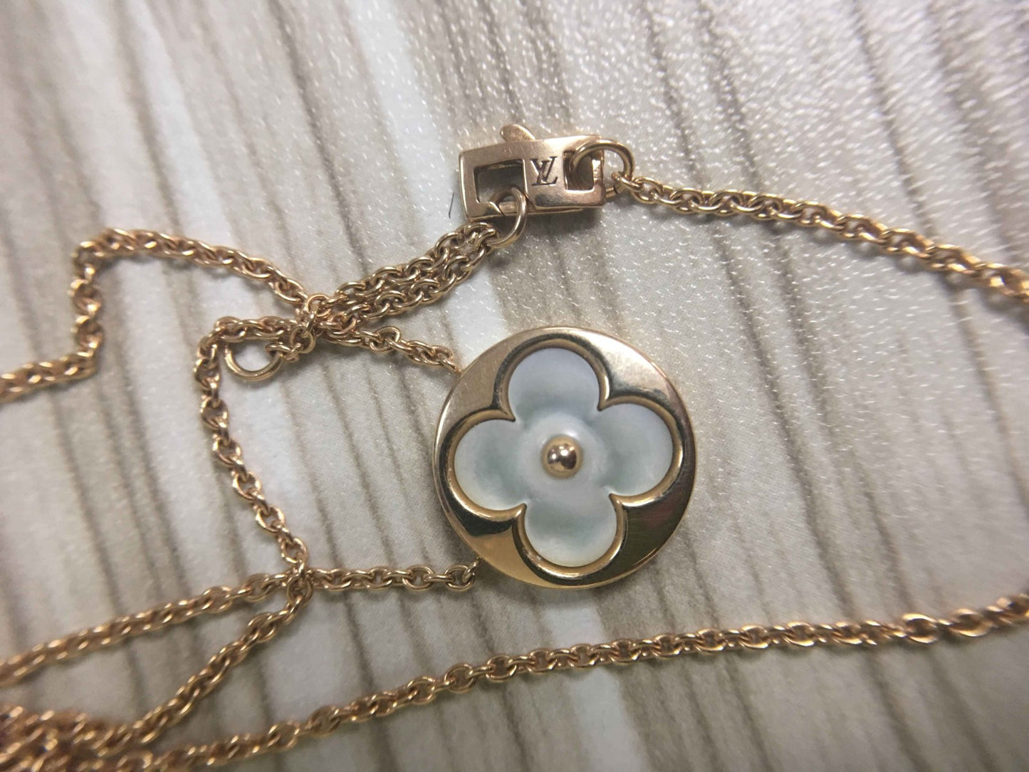 LV-Q93520 15mm wide plum blossom agate bolt chain pendant necklace (guest version)