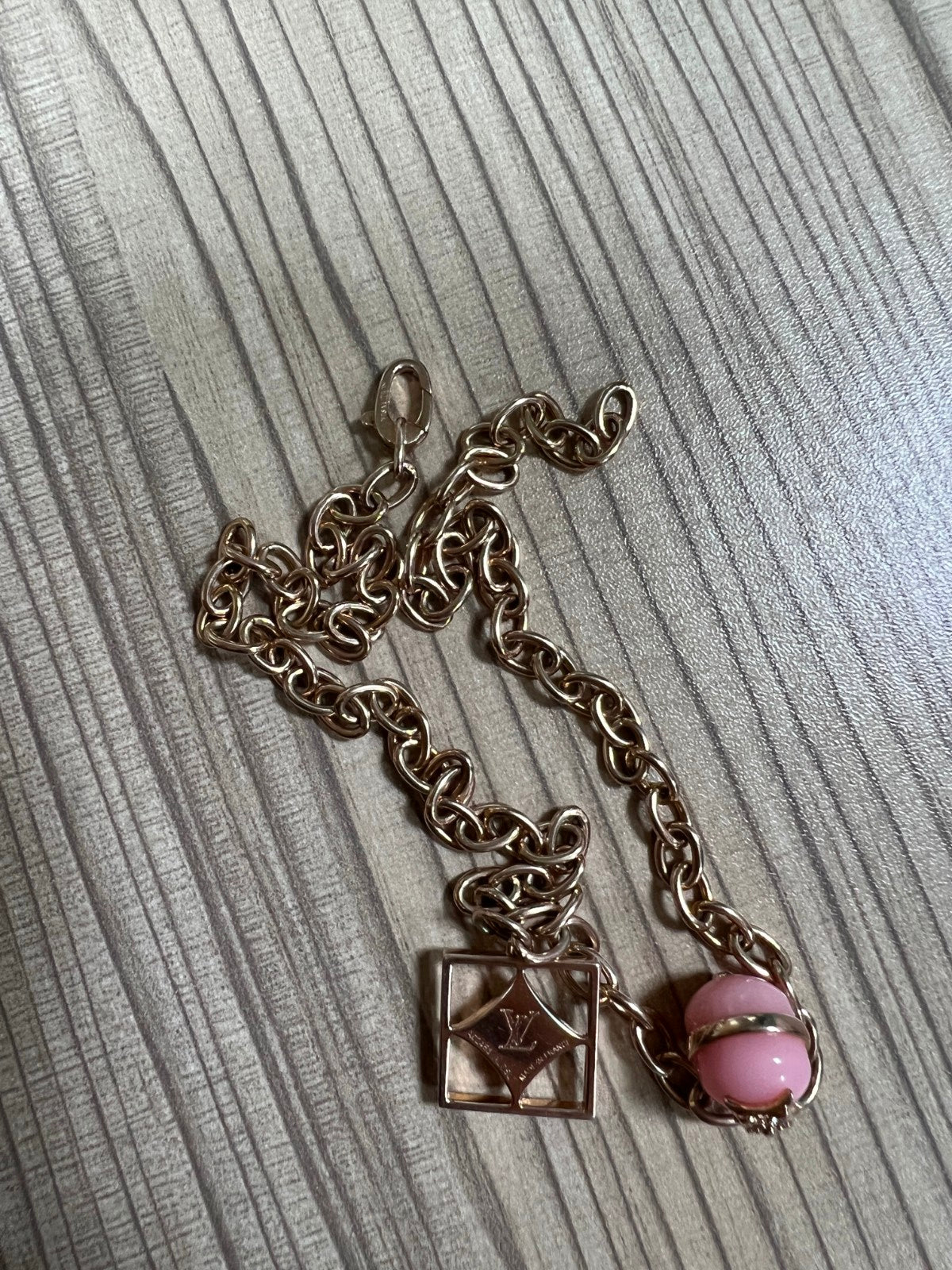 LV-Q94465 Plum Blossom Dart Square Necklace Customer Version