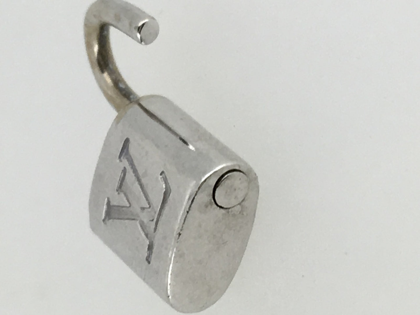 LV-RT498132 lock pendant (guest version)