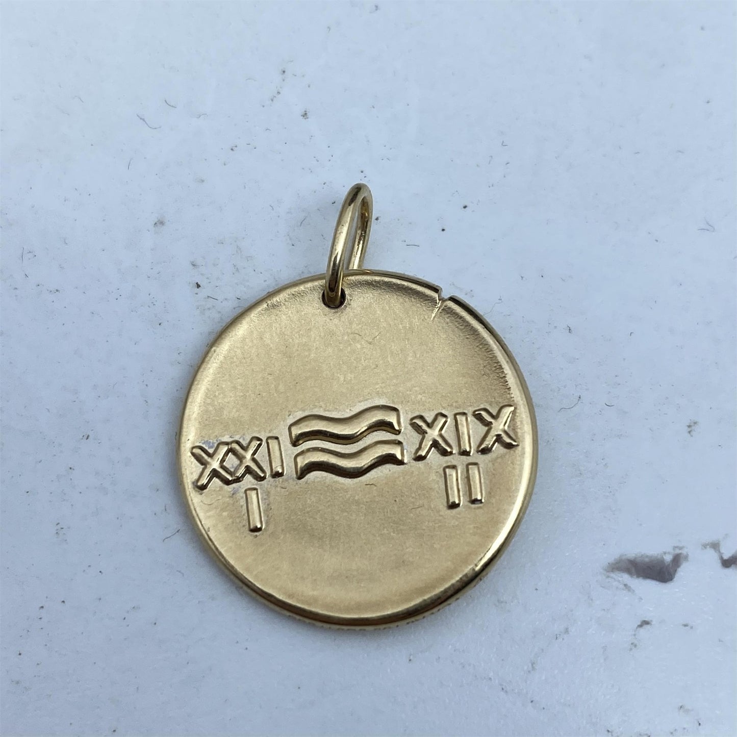 VCARP7SU00 21.5mm solid version guest version light gold Aquarius pendant constellation