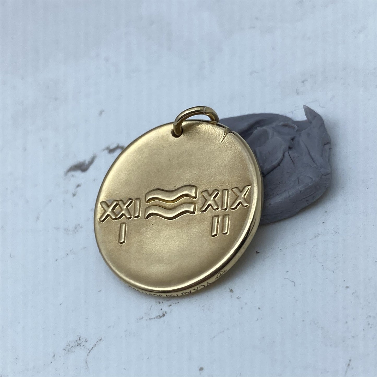 VCARP7SU00 21.5mm solid version guest version light gold Aquarius pendant constellation