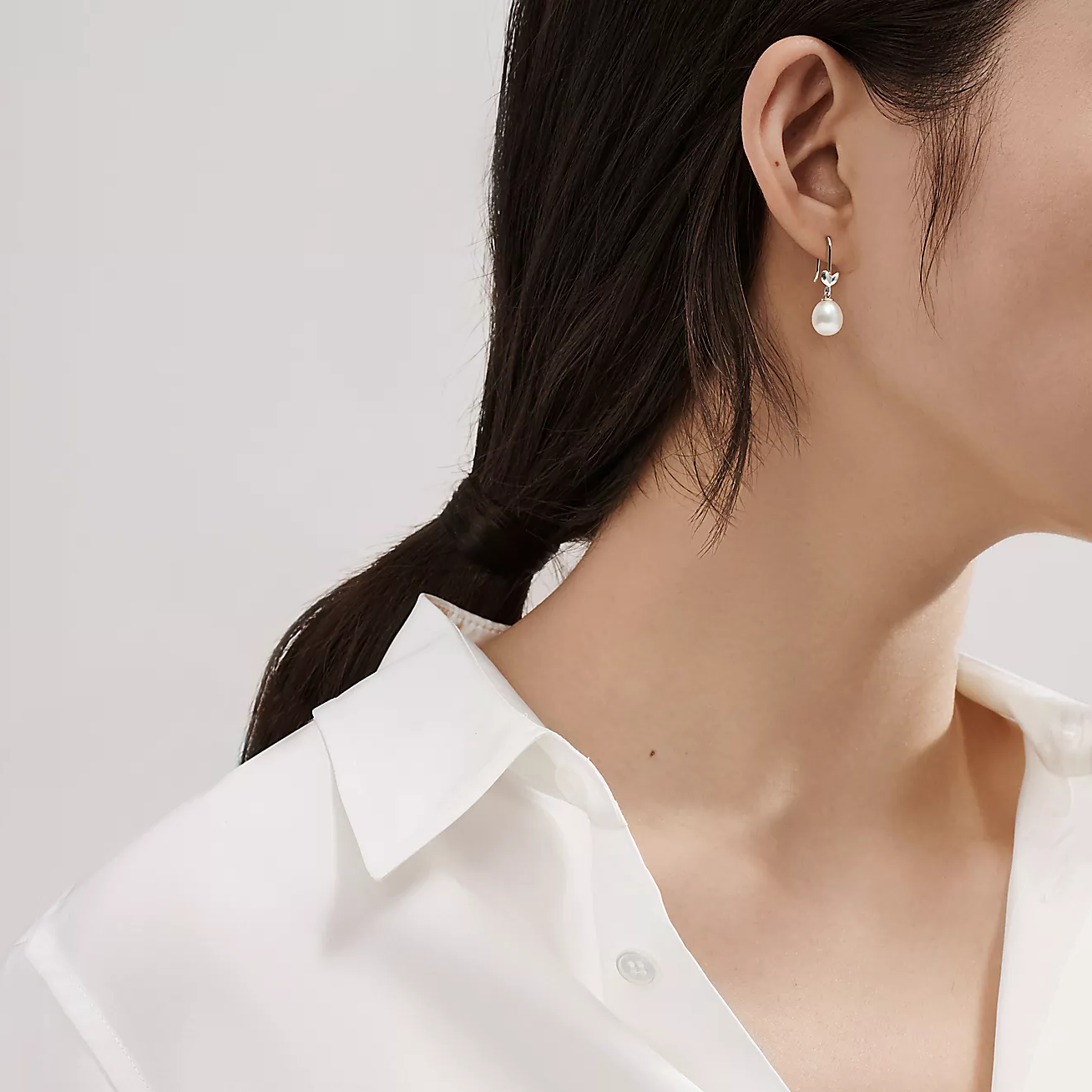 TIF-600219754 leaf pearl ear hooks