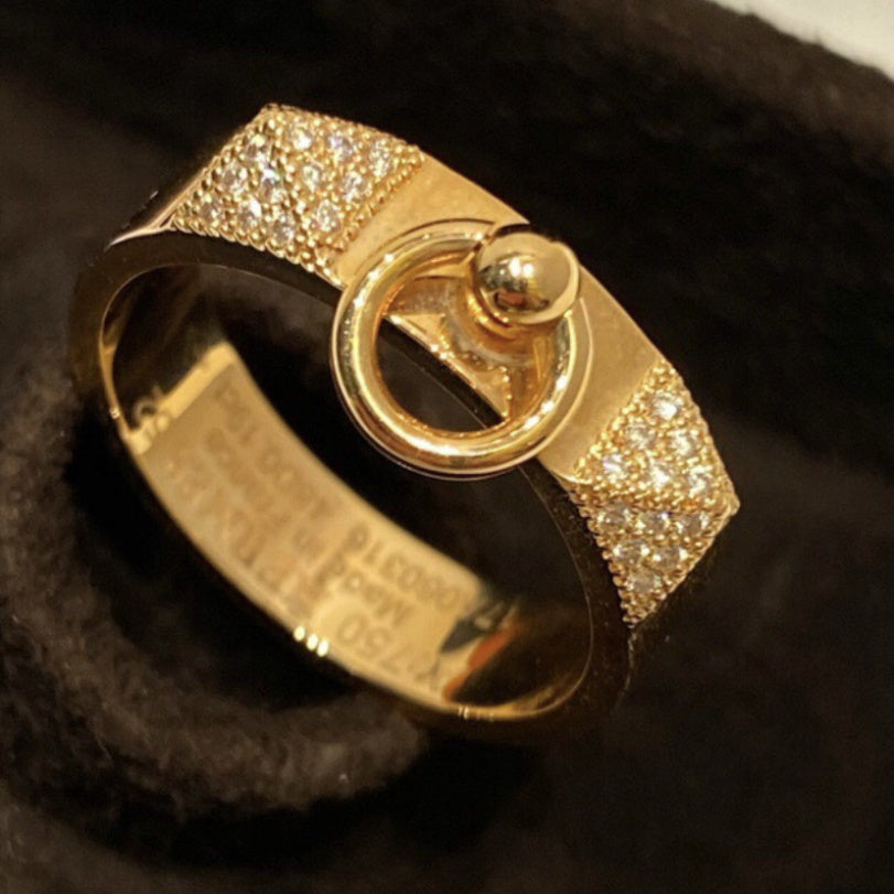 爱H仕-H115610B 5mm金字塔中间镶石门扣戒指12#