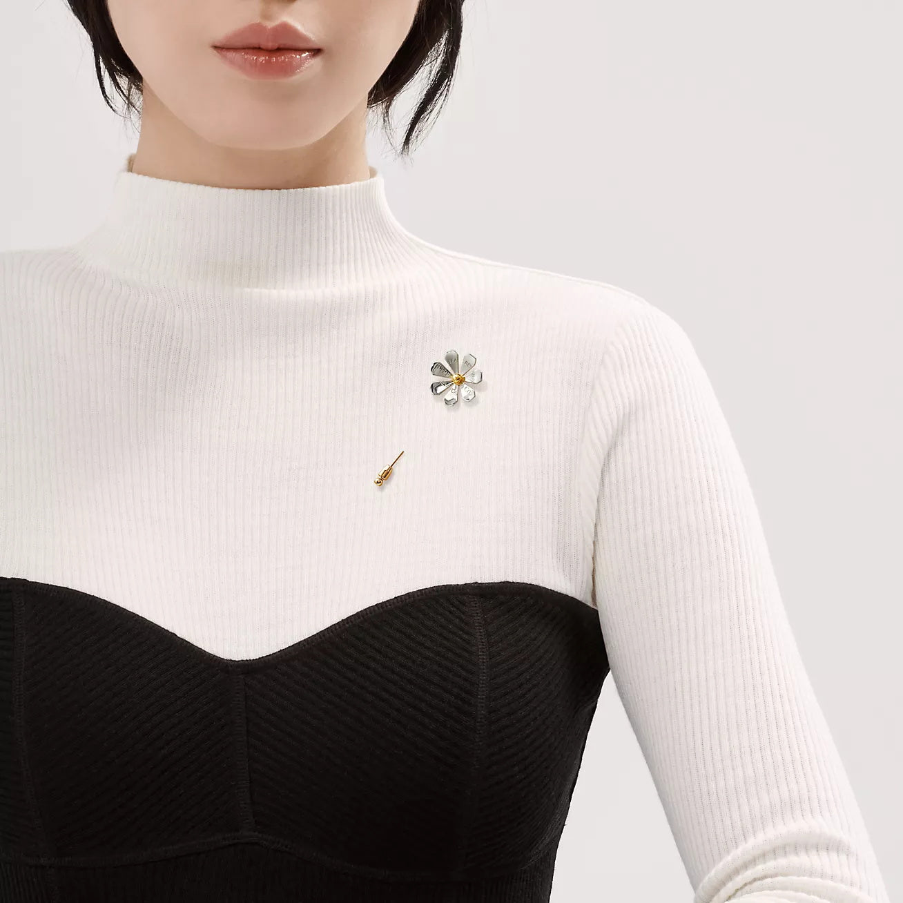 TIF-63465925 color daisy brooch