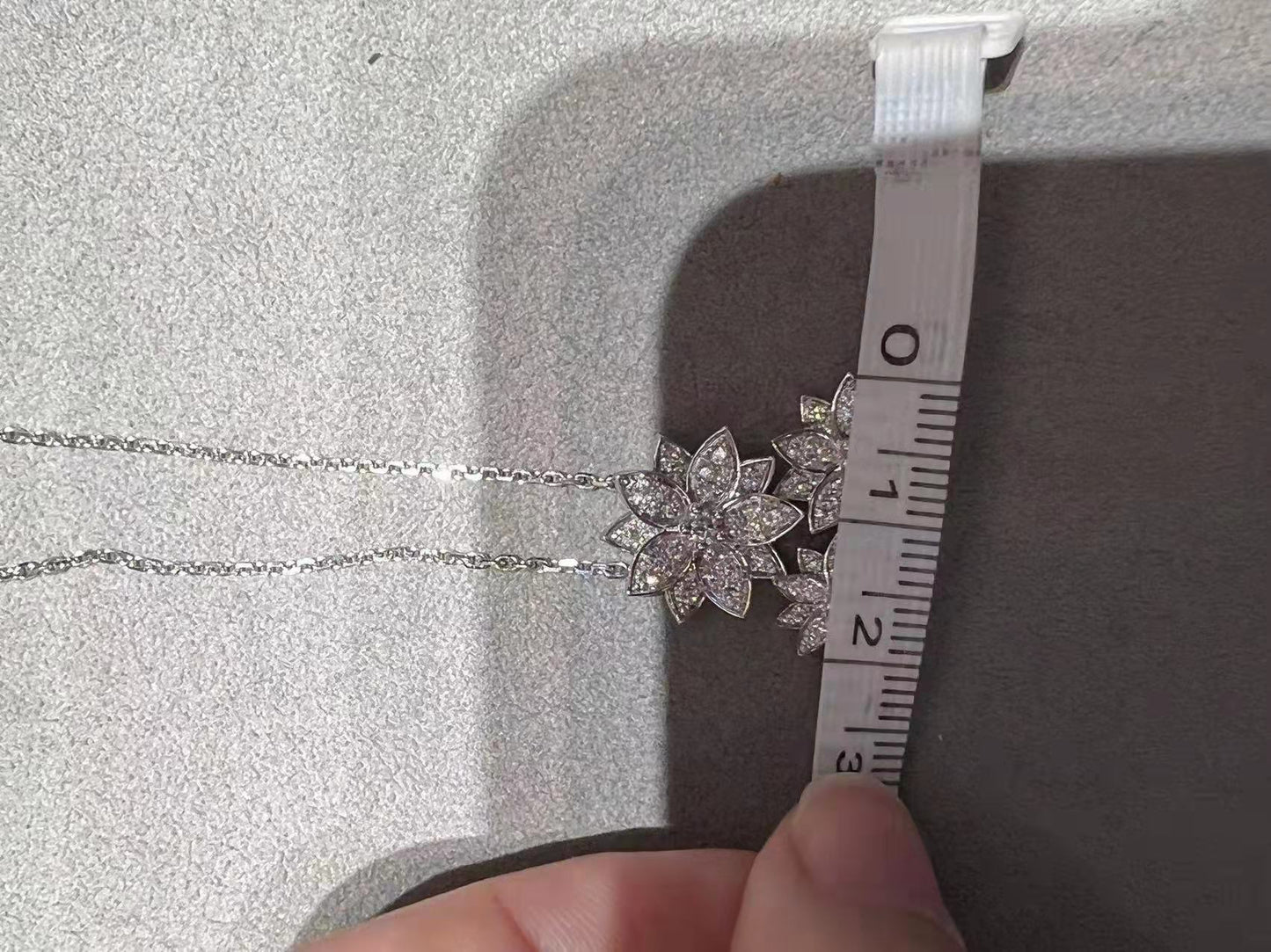 VCARP7TG00 Three Lotus Full Diamond Tie Chain Pendant Counter