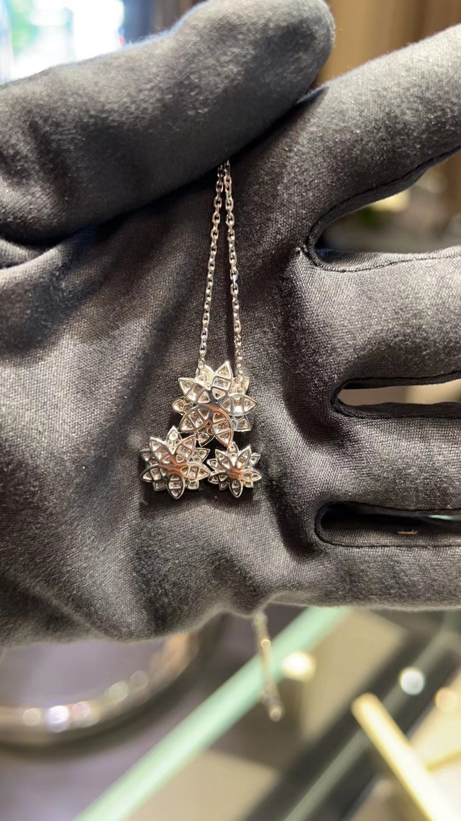 VCARP7TG00 Three Lotus Full Diamond Tie Chain Pendant Counter