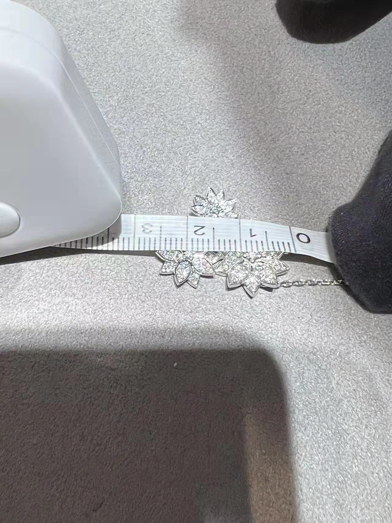 VCARP7TG00 Three Lotus Full Diamond Tie Chain Pendant Counter