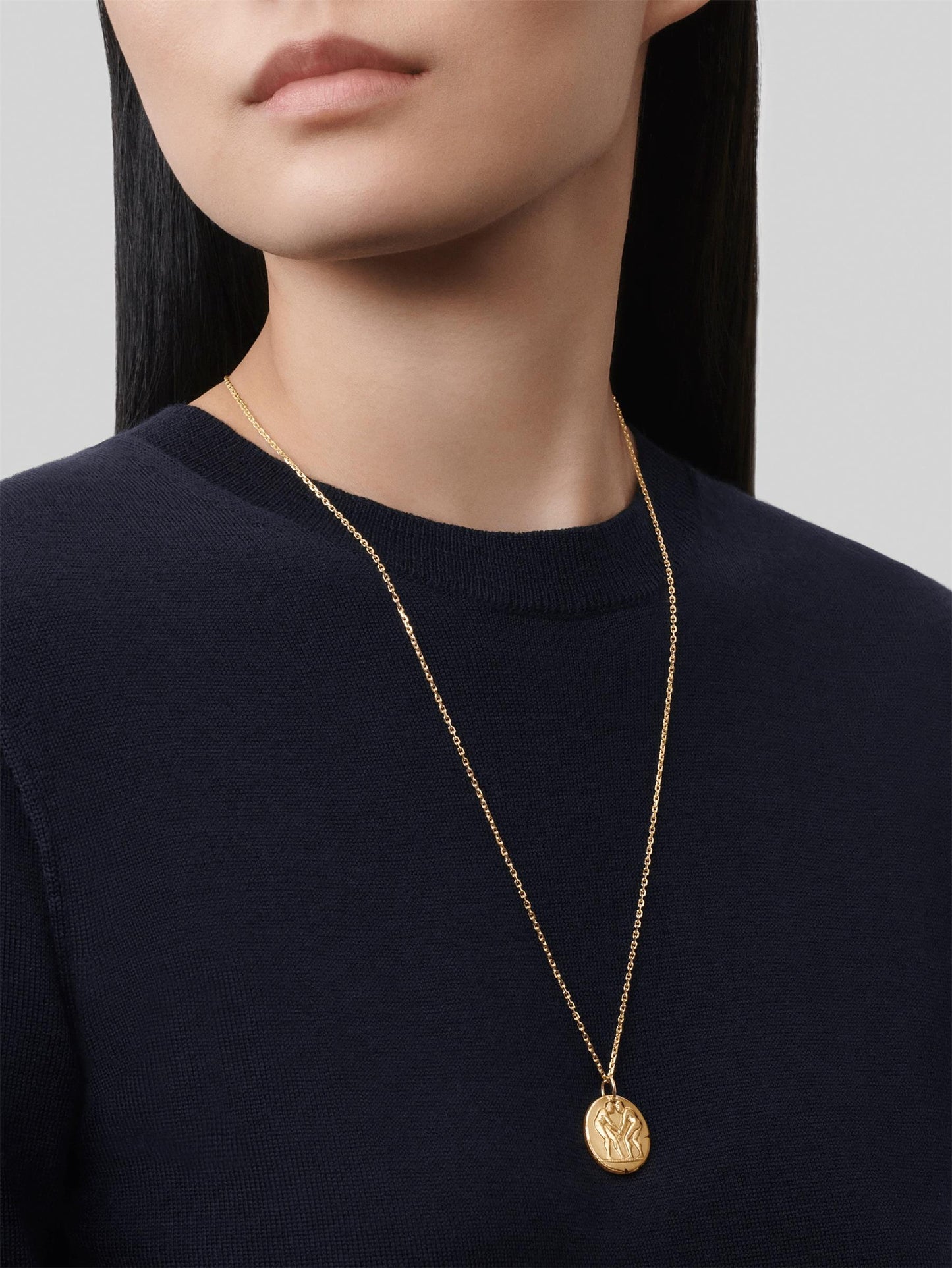 VCARP7SV00 Approximately 21mm solid version of light gold Gemini pendant constellation
