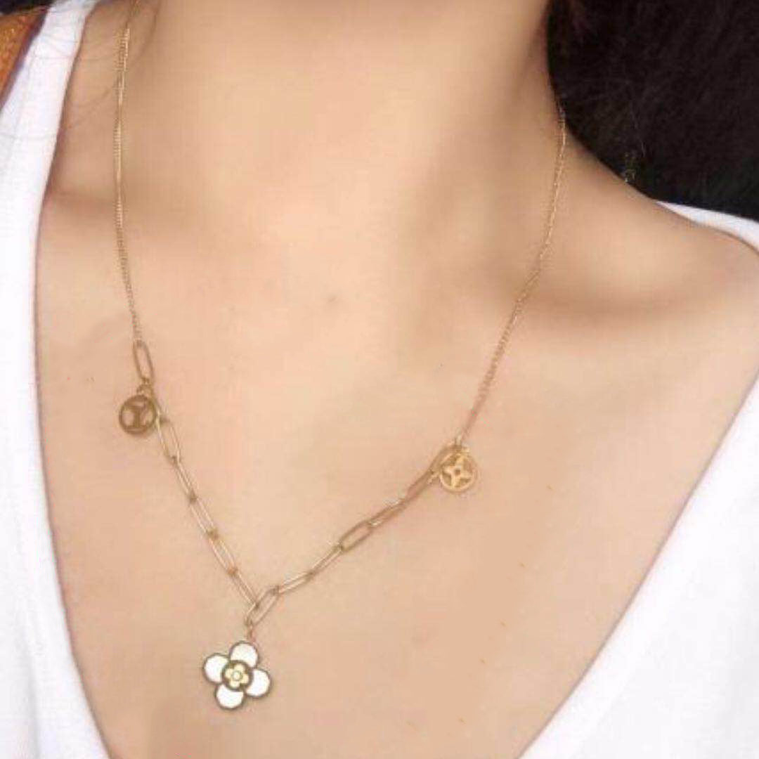 LV-Q14658 Plum Blossom Flying Label Epoxy Four-leaf Clover Necklace