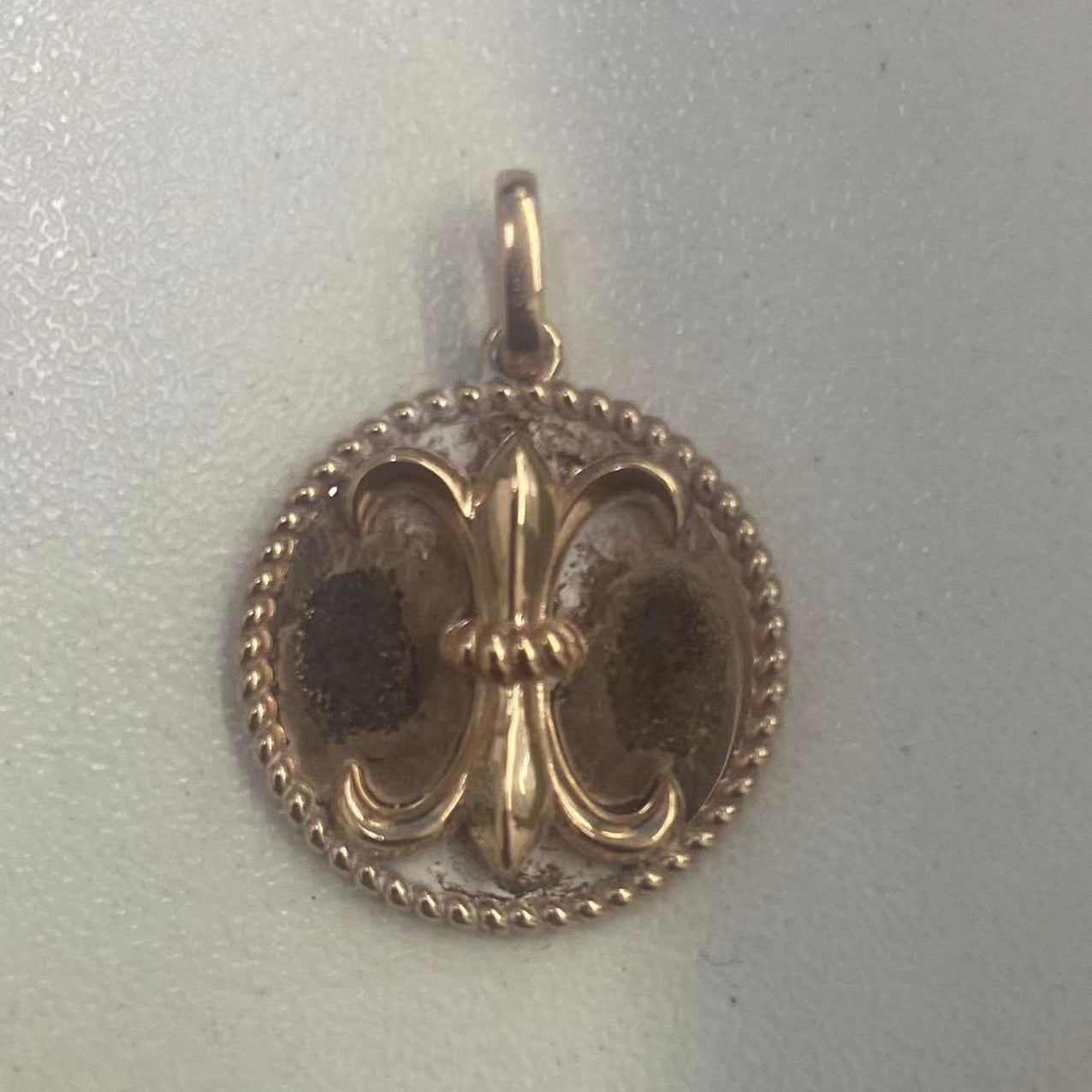 KLX-140064 Three-pronged Maohua Iris Light Gold Circle Pendant Customer Edition