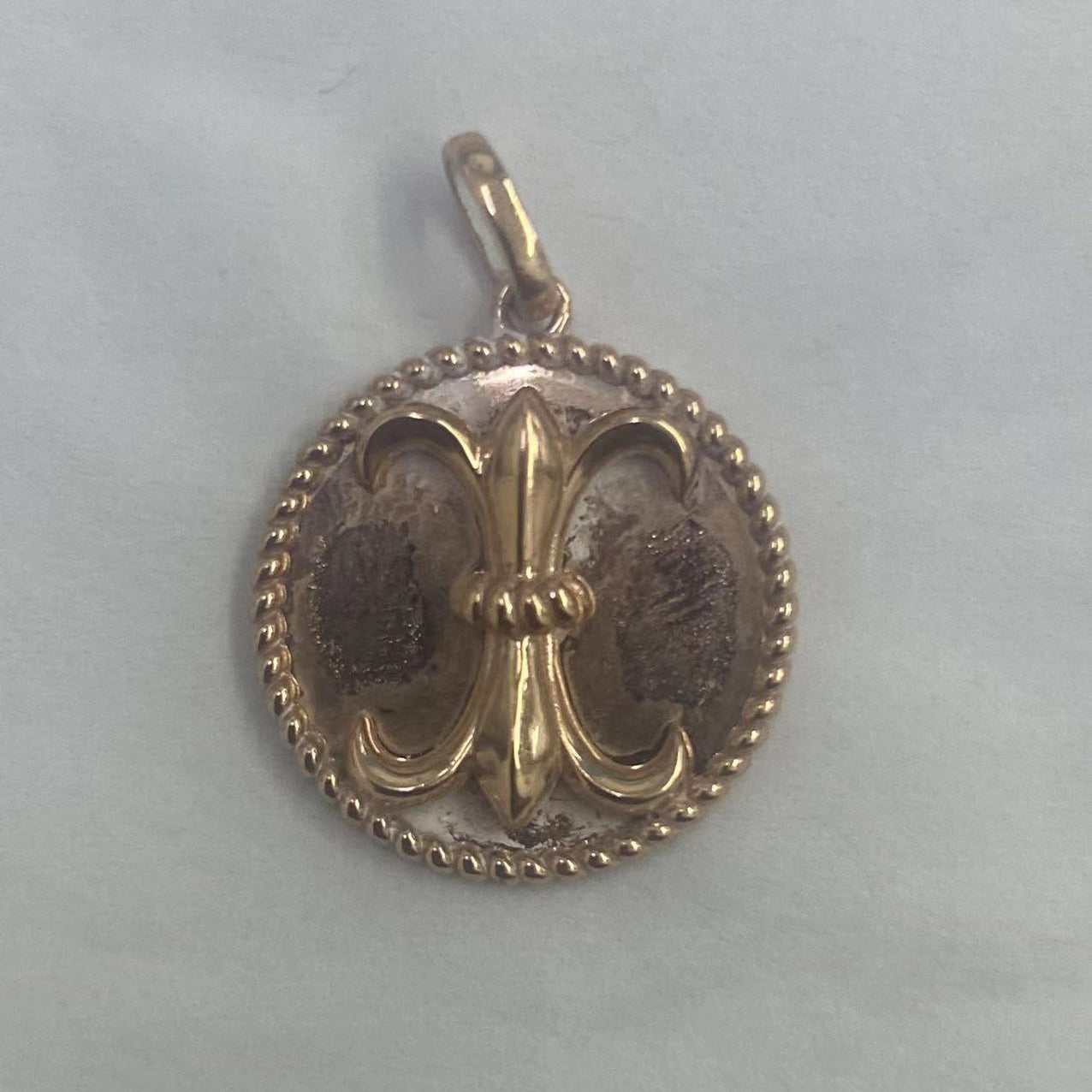 KLX-140064 Three-pronged Maohua Iris Light Gold Circle Pendant Customer Edition