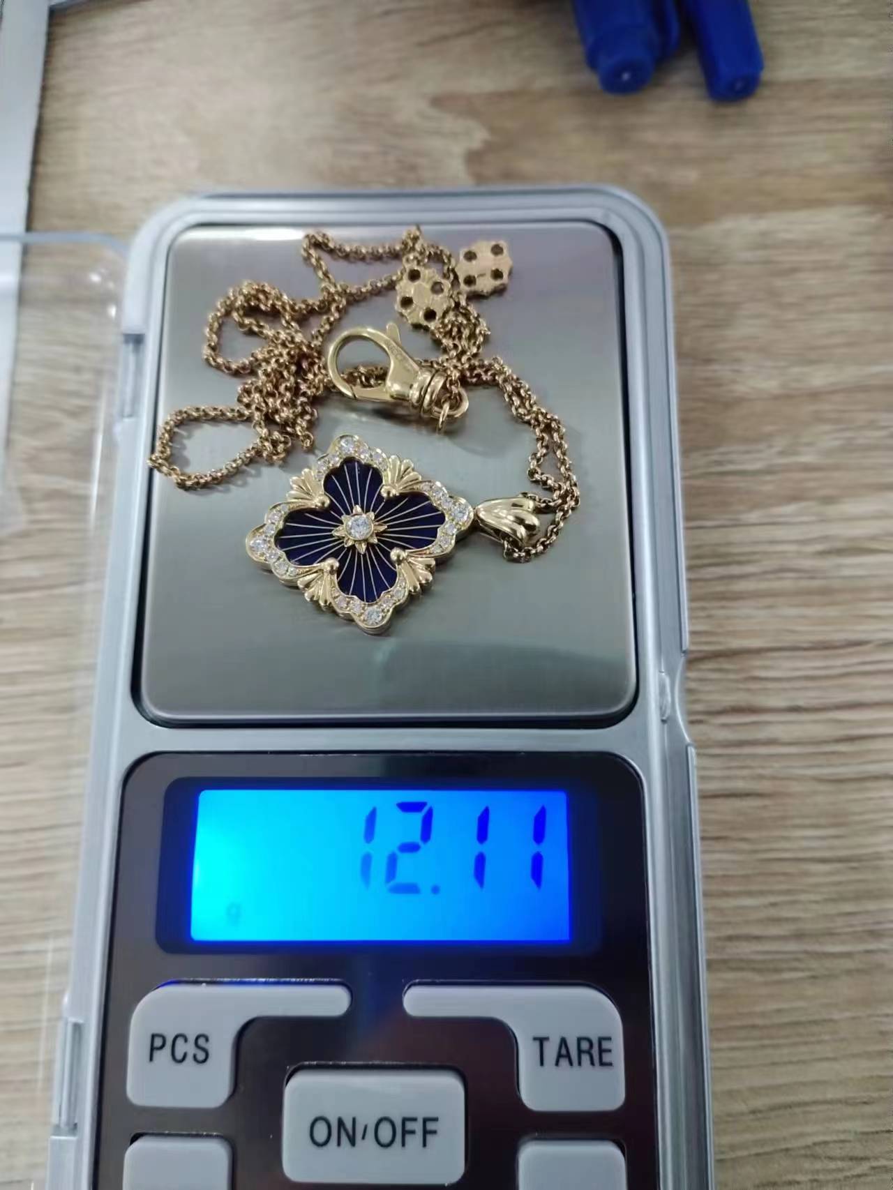 BQLT-PEN185432 enamel version with a middle ribbon set with diamonds on one side and light gold pendant on the other side European style four-leaf clover guest version