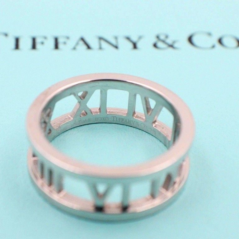 TIF17663986 light gold Roman font hollow ring